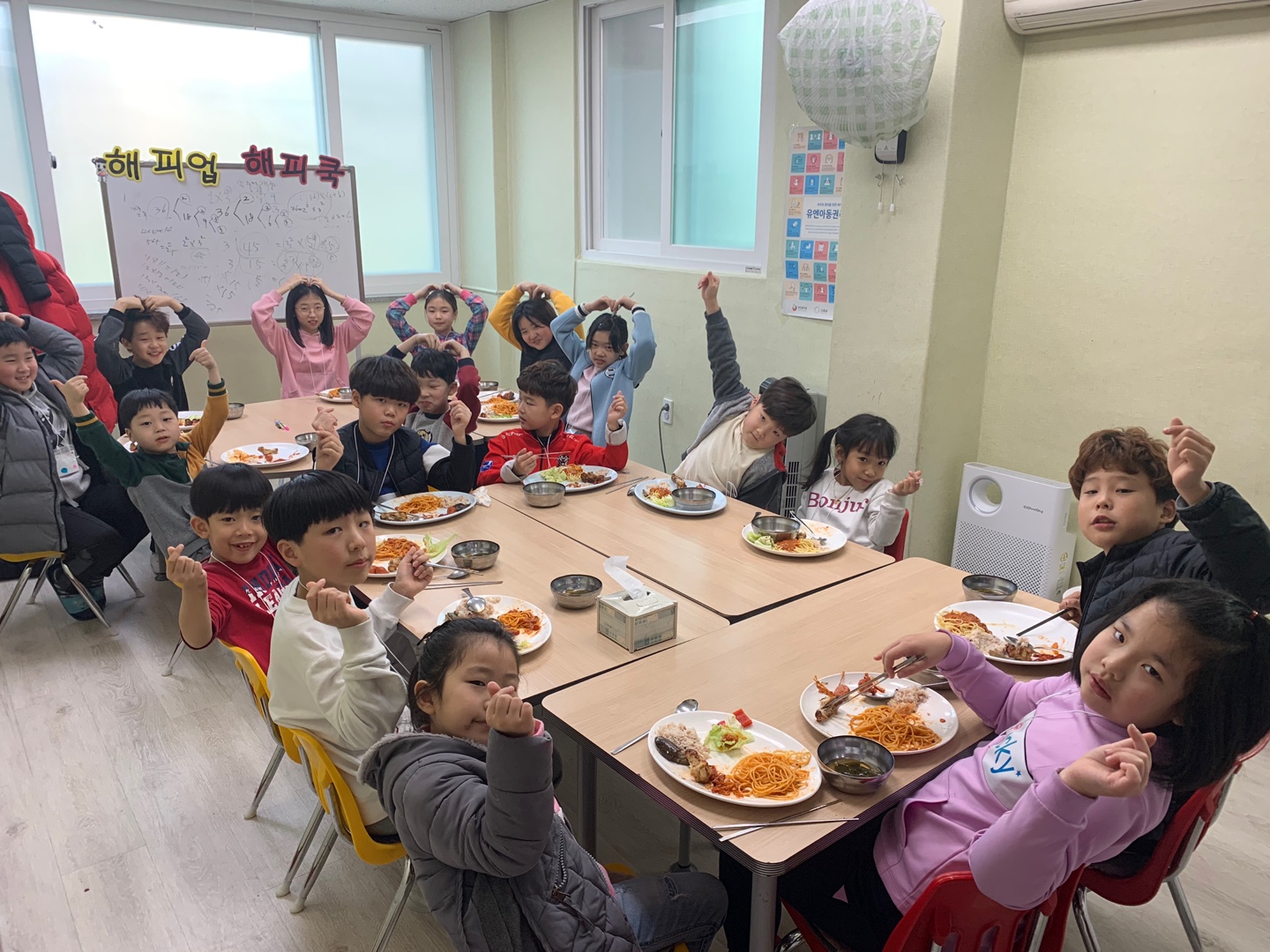 김치를 아동들의 급식 메뉴로 제공