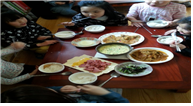 김치를 이용한 반찬을 먹는 아이들의 모습