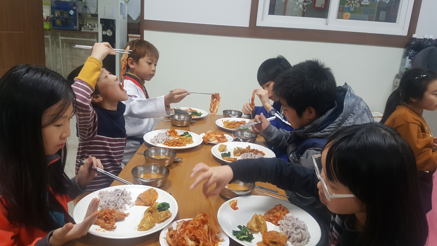 전투적으로 김치 먹는 아이들