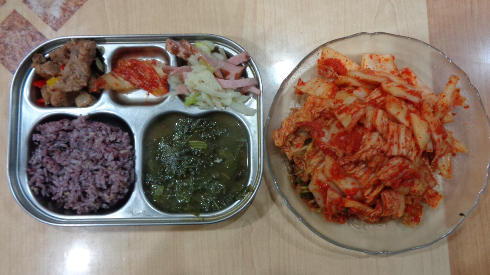맛있는 김장김치와 밥 한그릇 뚝딱 비우는 아이들이에요.