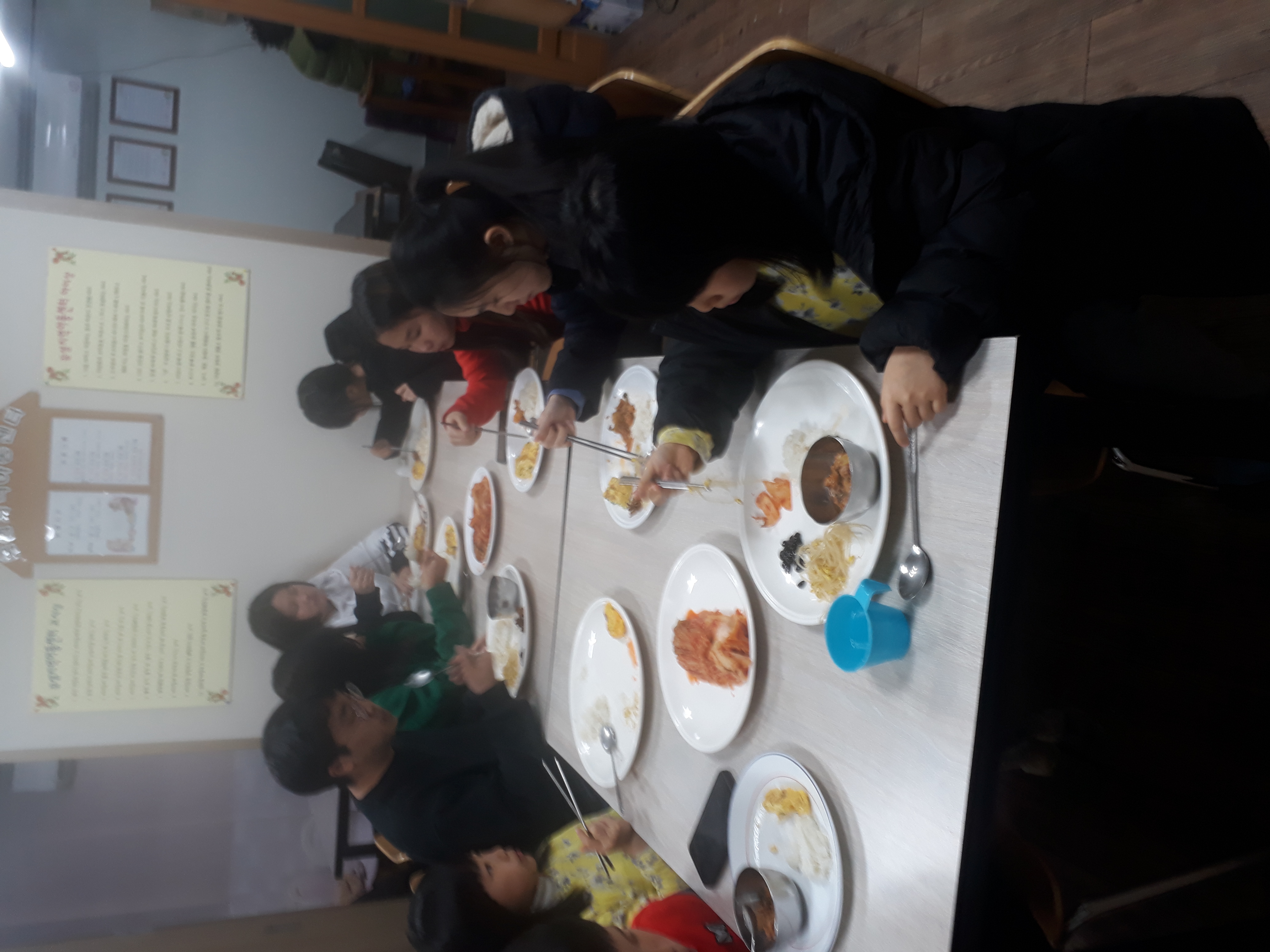 아이들이 김치와 함께 맛있게 밥을 먹고있습니다