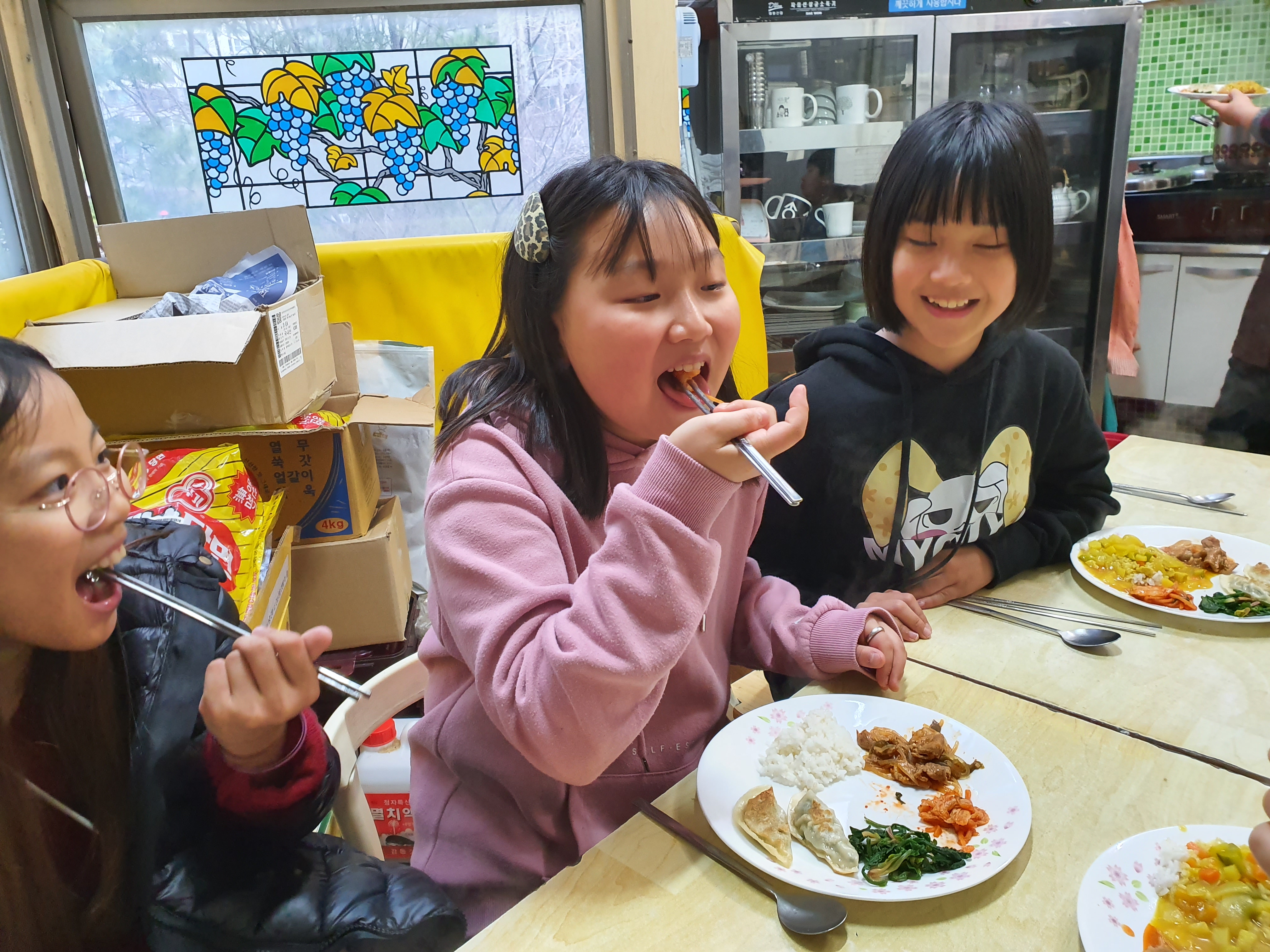 김치를 맛있게 먹는 센터아동의 모습1