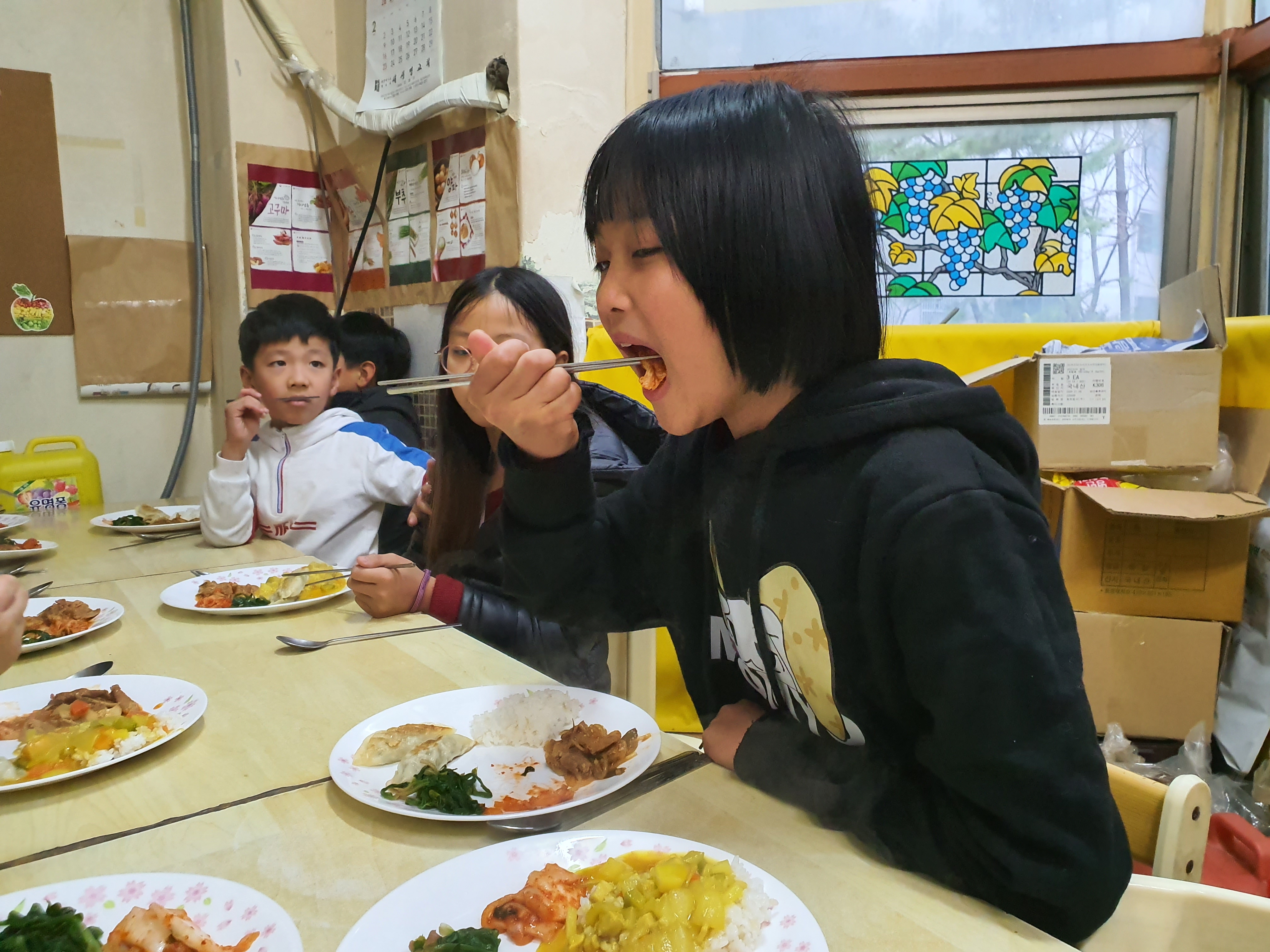 김치를 맛있게 먹는 센터아동의 모습2