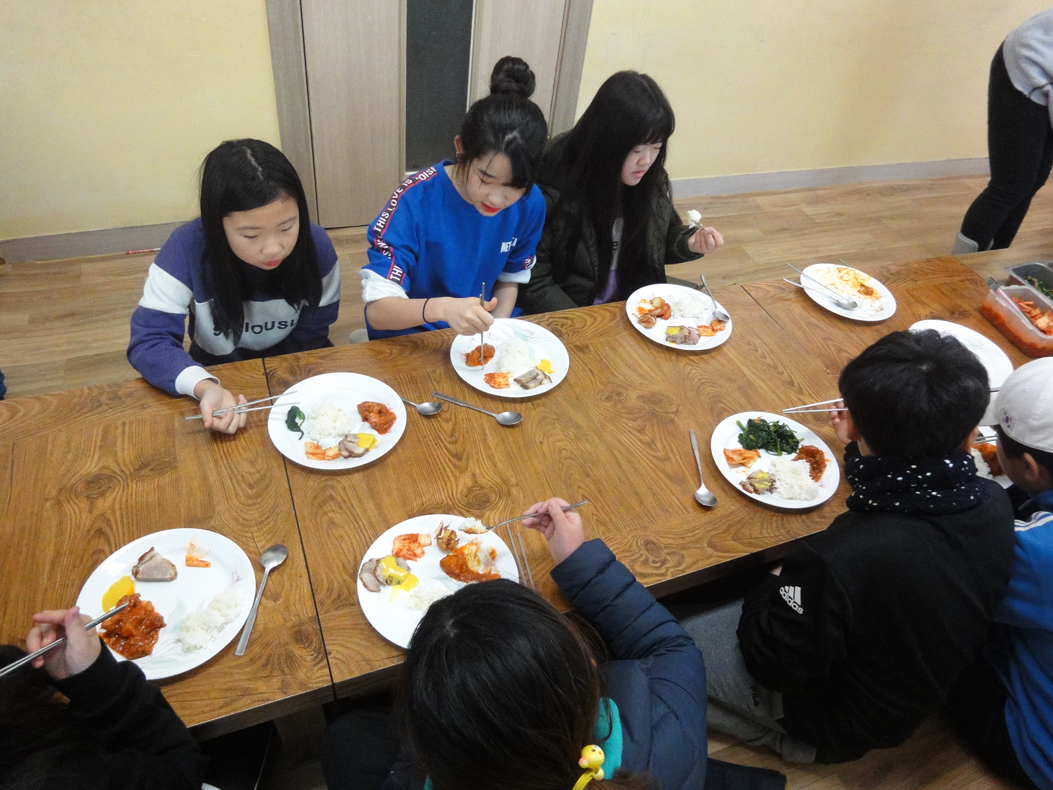 맛있는 김치와 함께 식사하는 아이들입니다. 
